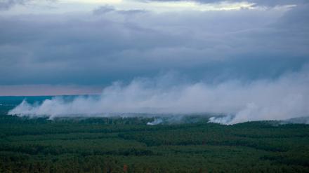 Rauch steigt aus dem brennenden Waldgebiet bei Lübtheen in Mecklenburg-Vorpommern auf.