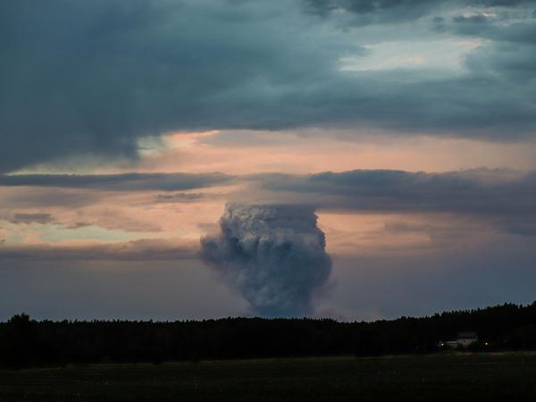 Rauchwolken steigen zwischen Frohnsdorf und Klausdorf (Brandenburg) auf, das Bild wurde in Bad Schmiedeberg im Landkreis Wittenberg aufgenommen, rund 60 km entfernt. 