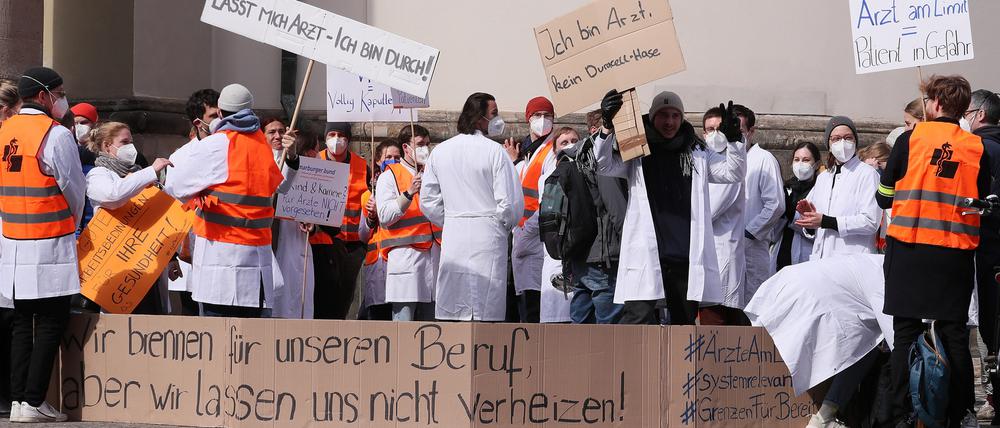 Rund 80 Ärzte des kommunalen Bergmann-Klinikums in Potsdam demonstrierten in Sichtweite zum Krankenhaus.
