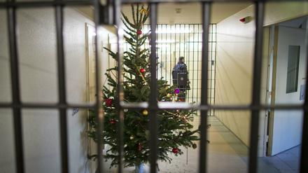 Wegen der anstehenden Weihnachtstage kommen einige Insassen in Brandenburg vorzeitig aus dem Gefängnis.