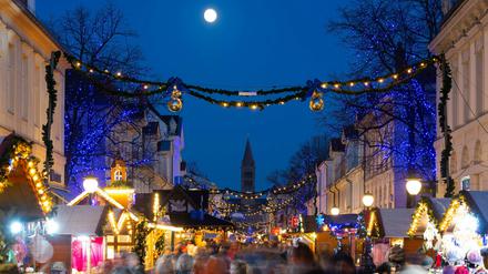 Der Weihnachtsmarkt „Blauer Lichterglanz“ in der Brandenburger Straße in Potsdam.