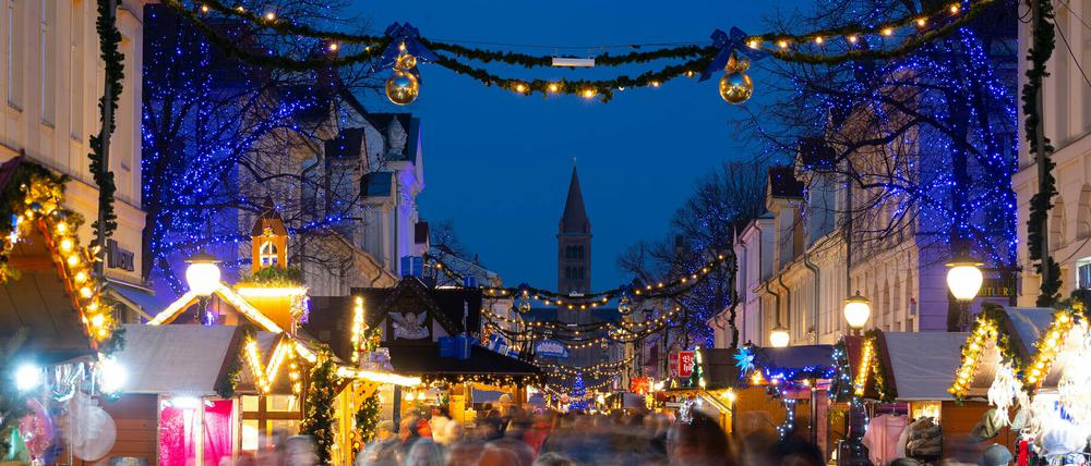 Der Weihnachtsmarkt „Blauer Lichterglanz“ in der Brandenburger Straße in Potsdam.