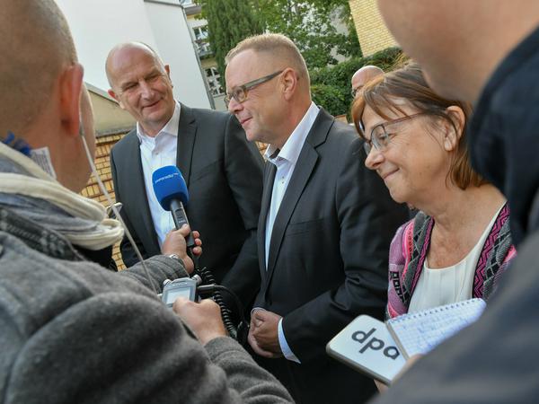 Brandenburgs Ministerpräsident Dietmar Woidke (l. SPD), Michael Stübgen (CDU), kommissarischer Vorsitzender, und Ursula Nonnemacher (Bündnis 90/Die Grünen), Fraktionsvorsitzende nach den Sondierungsgesprächen.