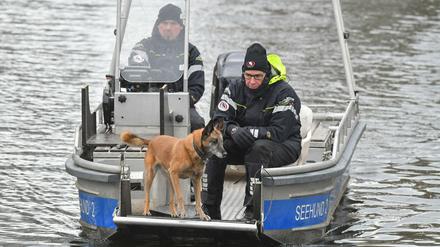 Auf einem Boot suchen Polizeibeamte mit einem Spürhund auf dem Storkower Kanal nahe dem Wolziger See im Landkreis Dahme-Spreewald nach der vermissten Rebecca. 