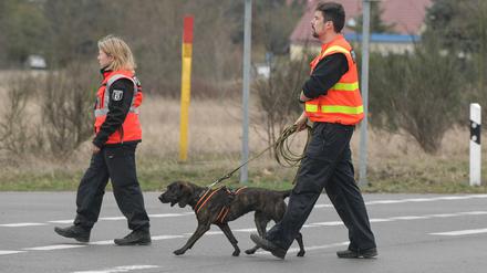 Bereits am 21. März suchten Ermittler mit einem Polizeihund an der Autobahn 12 in Fürstenwalde nach Rebecca.
