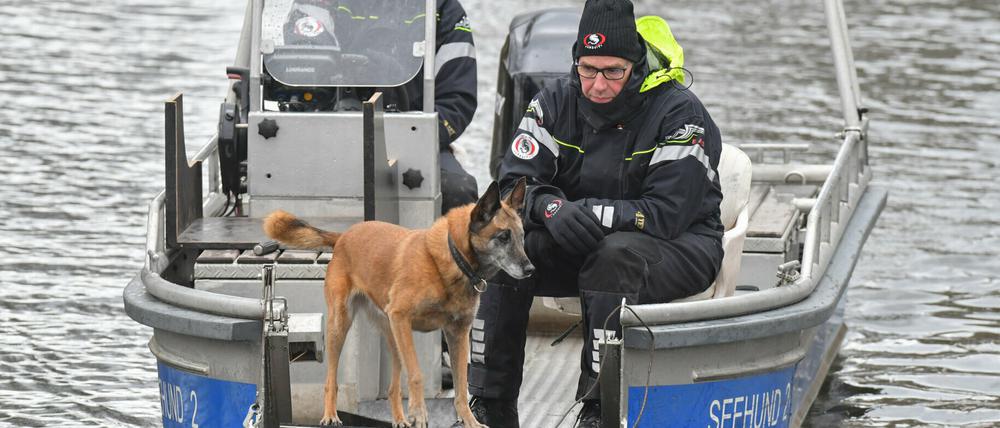 Im März suchte die Polizei mit einem Spürhund auf dem Storkower Kanal in Brandenburg nach der vermissten Rebecca. 