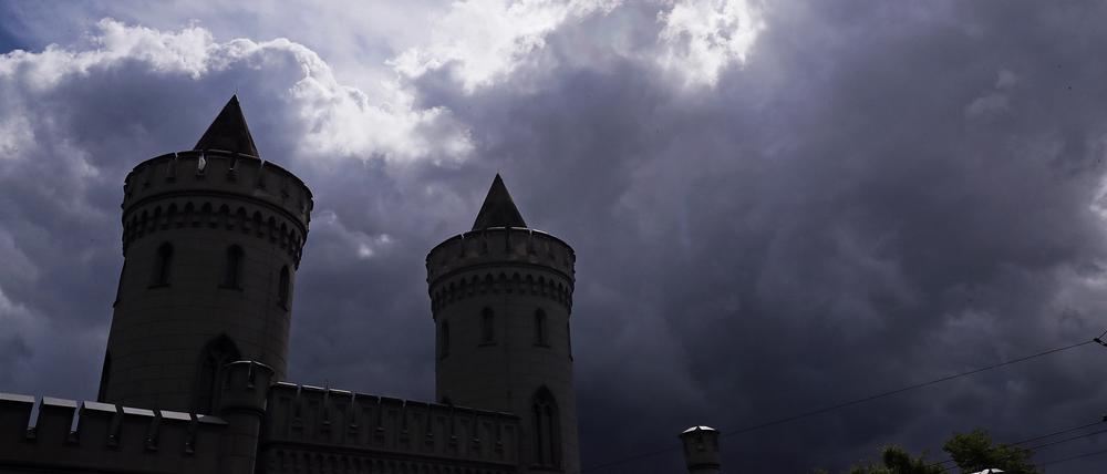 Dunkle Wolken ziehen über dem Nauener Tor in Potsdam auf (Archivbild).