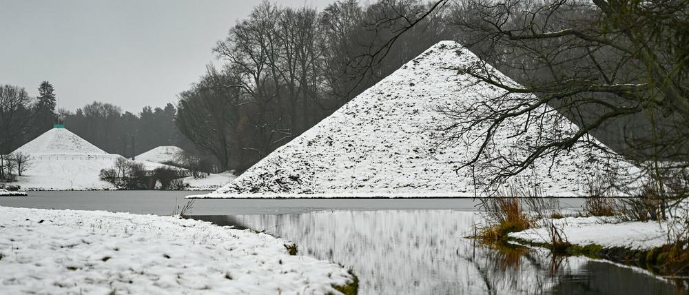 Seepyramide im Fürst-Pückler-Park in Branitz. Die von Hermann Fürst von Pückler-Muskau in Branitz komponierte Parkanlage gilt als der letzte der großen deutschen Landschaftsgärten.