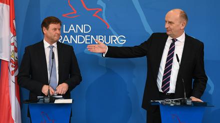 Brandenburgs Ministerpräsident Dietmar Woidke (SPD, r.) und Brandenburgs Finanzminister Christian Görke (Die Linke) ziehen eine positive Halbzeitbilanz der bisherigen Regierungsarbeit. Die Opposition sieht das teilweise anders.