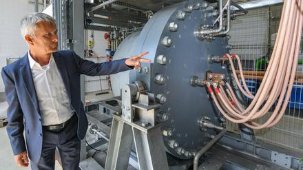 Kraftsstoffe aus Strom: Hier zeigt Ulrich Fischer, Chef des Cottbuser BTU-Wasserstufforschungszentrums einen  alkalischer Druckelektrolyseur. 