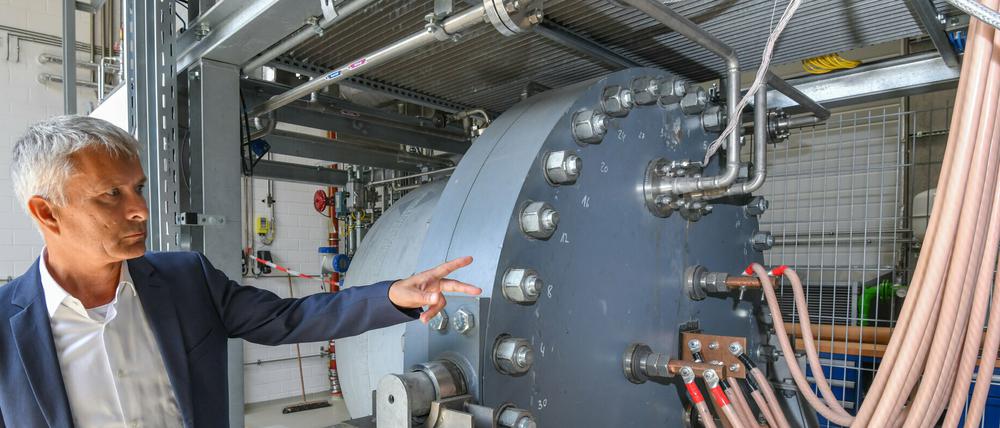 Kraftsstoffe aus Strom: Hier zeigt Ulrich Fischer, Chef des Cottbuser BTU-Wasserstufforschungszentrums einen  alkalischer Druckelektrolyseur. 