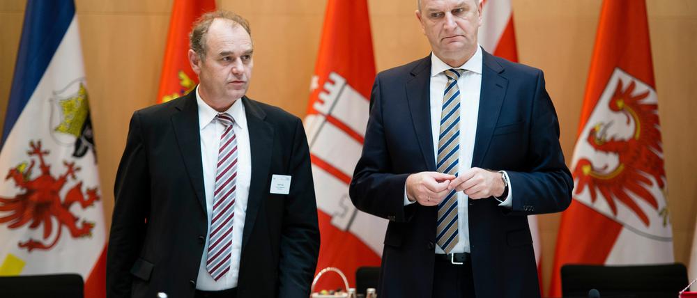 Brandenburgs Ministerpräsident Dietmar Woidke (SPD, r.) und Rudolf Zeeb.
