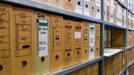 Akten stehen in einem Magazinraum in der Stasi-Unterlagenbehörde in Frankfurt (Oder).