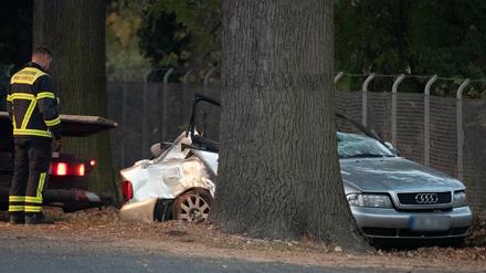 Zwei junge Menschen sind bei einem schweren Autounfall in Kleinziethen (Dahme-Spreewald) ums Leben gekommen. 