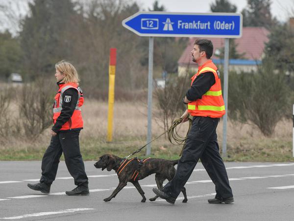 Polizisten suchten in Brandenburg mit Hunden nach Spuren der vermissten Rebecca.