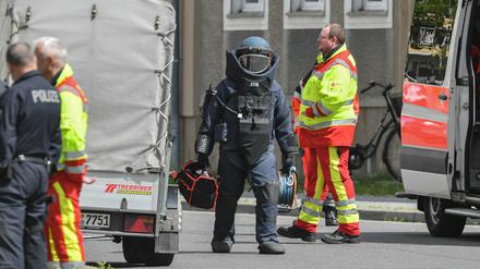 Am Montag wurden zwei tote Männer in einer Wohnung in Forst in Brandenburg entdeckt. Kriminaltechniker und auch ein Sprengstoffexperte untersuchten den Tatort. 