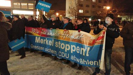 Etwa 100 Personen nahmen an der ersten 1. AfD-Kundgebung in Potsdam im Januar 2017 teil, 300 protestierten dagegen.