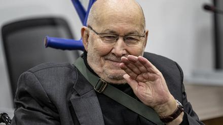 Der deutsche Rechtsextremist Horst Mahler steht in Potsdam vor Gericht.