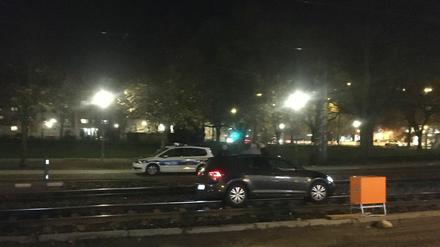 Am Platz der Einheit in Potsdam ist ein Auto in die Tram-Schienen geraten.