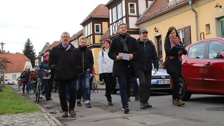 Der erste Stadtrundgang führte Oberbürgermeister Mike Schubert (Bildmitte) am Samstag nach Potsdam-West. Rund 80 Anwohner und Interessierte folgten ihm unter anderem durch die Stadtheide.