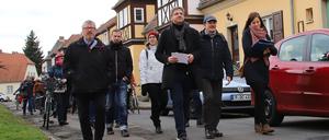 Der erste Stadtrundgang führte Oberbürgermeister Mike Schubert (Bildmitte) am Samstag nach Potsdam-West. Rund 80 Anwohner und Interessierte folgten ihm unter anderem durch die Stadtheide.