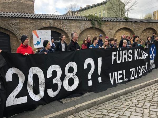 Auch Braunkohle-Gegner von "Ende Gelände" unterstützen den Protest in Potsdam.
