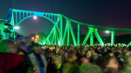 Kein Durchkommen: Zu den Feierlichkeiten auf der Glienicker Brücke kamen Hunderte Menschen.