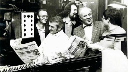 "BNN"-Chefredakteur Georg Jopke (2.v.l.) und Verlagsdirektor Wolfgang Grüttner (4.v.l.) 1984 bei einem Besuch der Druckerei. 