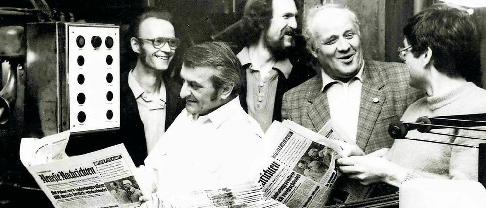 65 Jahre PNN. Der Andruck ist da! "BNN"-Chefredakteur Georg Jopke (2.v.l.) und Verlagsdirektor Wolfgang Grüttner (4.v.l.) 1984 bei einem Besuch der Druckerei. Foto: Peter-Claus Fähndrich