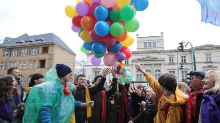 Das Bündnis "Potsdam bekennt Farbe", hier bei einer Aktion zum 70. Jubiläum der Allgemeinen Erklärung der Menschenrechte im Dezember 2018, will der AfD entgegentreten.