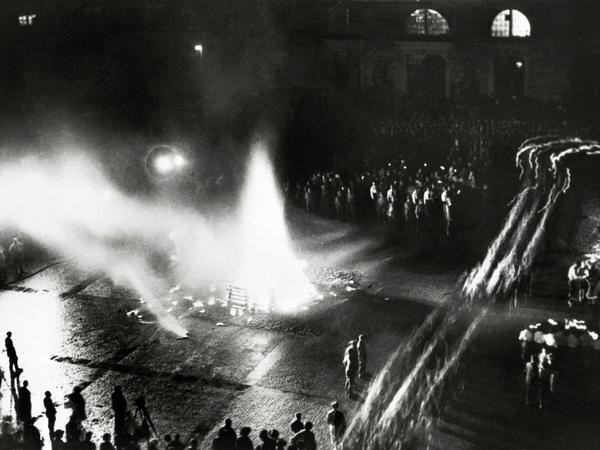 Bücherverbrennung vor der Universität Berlin am 10. Mai 1933. 