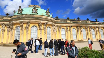 Besucher am Schloss Sanssouci in Potsdam.