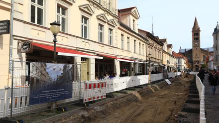 Die Baustelle in der Brandenburger Straße - Händler sind auch verärgert, weil sie derzeit oft verwaist wirkt.
