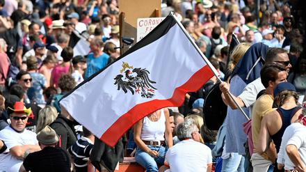 Viele Teilnehmer der "Querdenken"-Demonstration am Samstag in Berlin trugen schwarz-weiß-rote Reichsfahnen.
