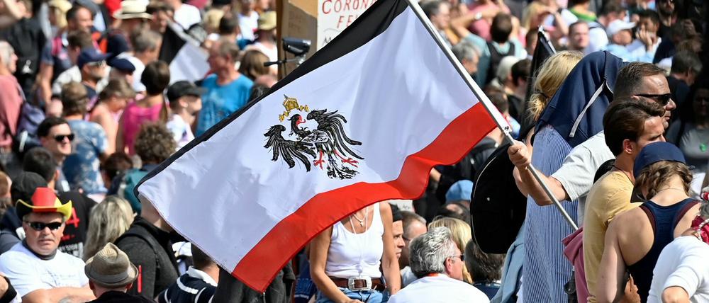Viele Teilnehmer der "Querdenken"-Demonstration am Samstag in Berlin trugen schwarz-weiß-rote Reichsfahnen.
