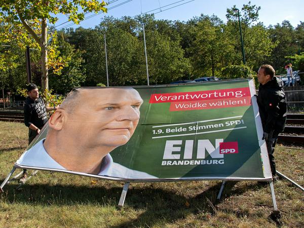 02.09.2019, Brandenburg, Potsdam: Ein Wahlplakat der SPD mit Dietmar Woidke, Ministerpräsident von Brandenburg, wird abgebaut. Foto: Monika Skolimowska/dpa-Zentralbild/dpa +++ dpa-Bildfunk +++