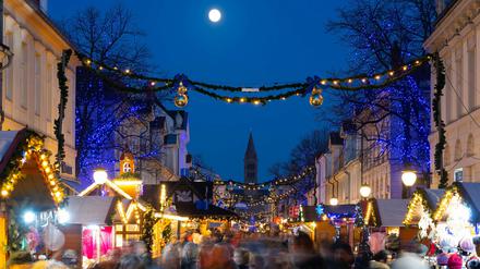 Der "Blaue Lichterglanz" in Potsdam ist Brandenburgs größter Weihnachtsmarkt. 