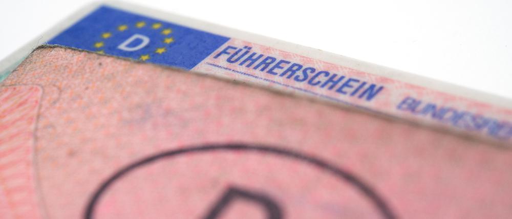 Der rosafarbene Papierführerschein ist bald Geschichte, weil alle Autofahrer den EU-Führerschein im Scheckkartenformat bekommen sollen.