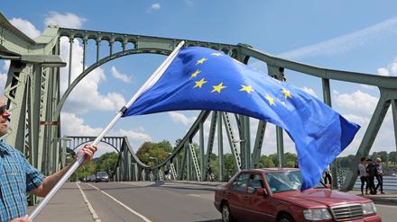 An der Glienicker Brücke war Europa jahrzehntelang geteilt. Am Sonntag wurde dort dafür geworben, die Idee der europäischen Einheit weiterzuverfolgen. Mehr als 200 Potsdamer nahmen an der Kundgebung teil, trugen die Europaflagge und sangen gemeinsam.