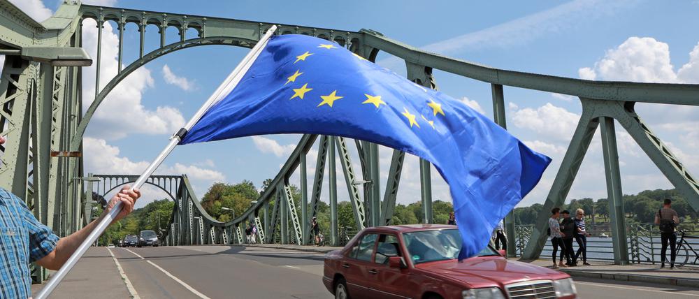 An der Glienicker Brücke war Europa jahrzehntelang geteilt. Am Sonntag wurde dort dafür geworben, die Idee der europäischen Einheit weiterzuverfolgen. Mehr als 200 Potsdamer nahmen an der Kundgebung teil, trugen die Europaflagge und sangen gemeinsam.
