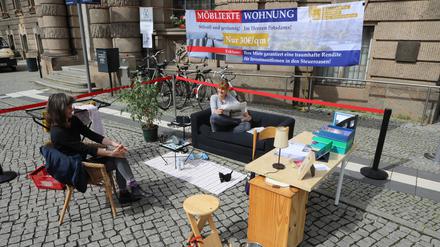 Aktion der Initiative „Stadt für alle Potsdam“ gegen teures Wohnen vor dem Potsdamer Rathaus.