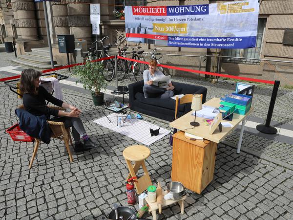Aktion der Initiative „Stadt für alle Potsdam“ gegen teures Wohnen vor dem Potsdamer Rathaus.