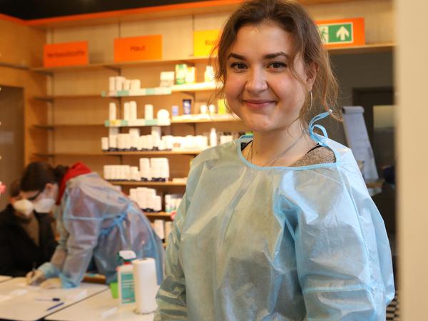 Testen statt kellnern. Medizinstudentin Alina Kulka hilft im Testzentrum in Babelsberg. 