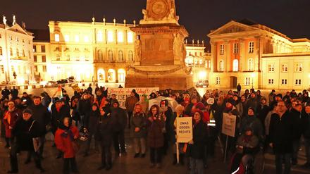 Das Bündniss "Potsdam! bekennt Farbe" demonstriert am 11. Februar 2020 auf dem Alten Markt, gegenüber vom Landtag, "für unsere Demokratie".