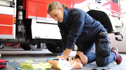Die Feuerwehrfrau Marie Schumann bei der Vorführung eines AED-Trainingsgeräts im vergangenen Jahr.