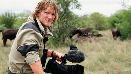 Dokumentarfilmer Andreas Kieling bei Dreharbeiten in Afrika.