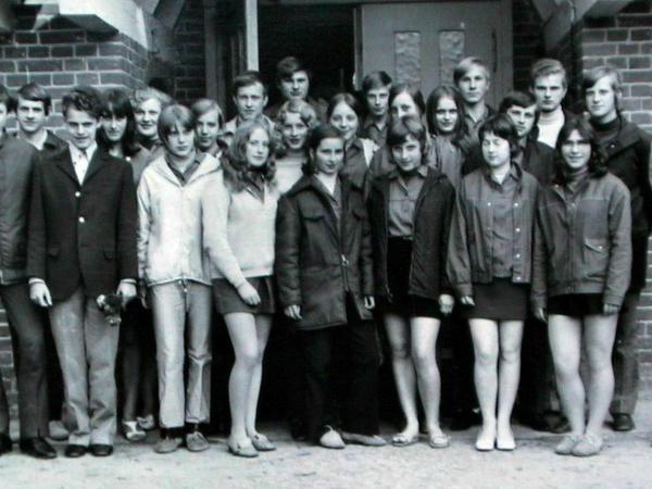 Angela Kasner (2. Reihe, Mitte, leicht verdeckt) mit ihren Schulfreunden aus der 10. Klasse der Polytechnischen Oberschule Templin/Brandenburg (Archivfoto von 1971).