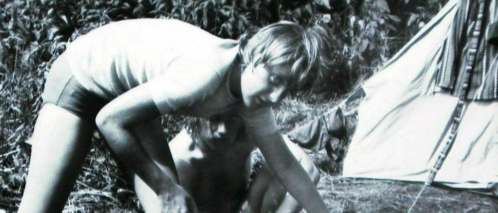 Als junges Mädchen bereitet Angela Kasner im Juli 1973 - nach ihrem Abitur - mit Freunden beim Camping im brandenburgischen Himmelpfort auf der Feuerstelle ein Essen zu.