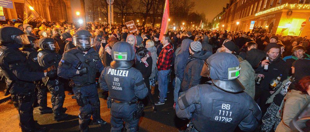 Polizisten und Gegendemonstranten bei der Pogida-Demo am 11. Januar in Potsdam.