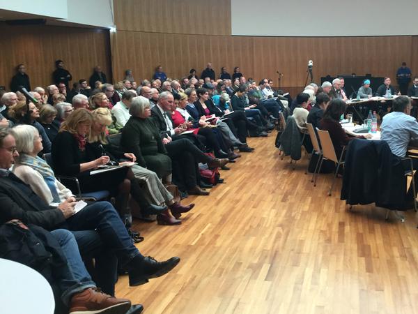 Großes Zuhörerinteresse bei der außerordentlichen Sitzung des Hauptausschusses zum Anhörungsverfahren Garnisonkirche.